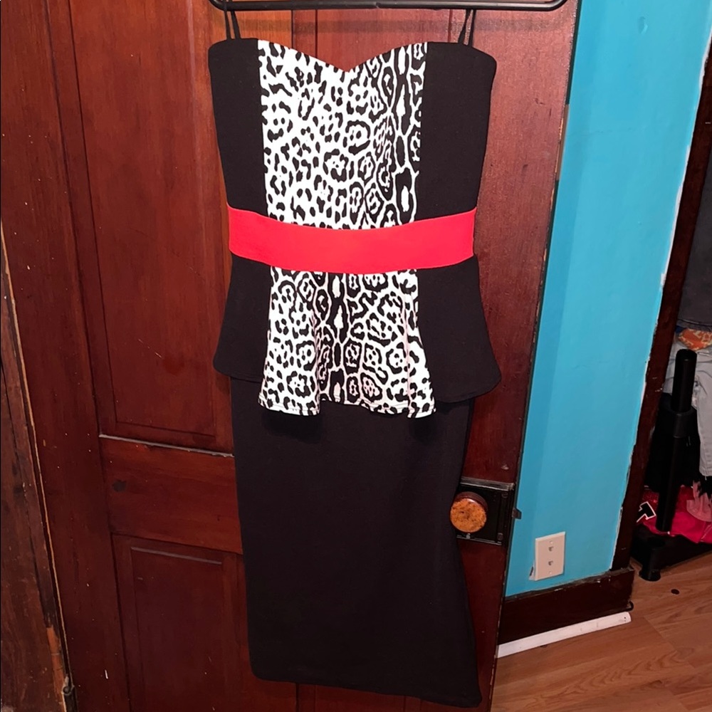 Chic Strapless Black and White Leopard Dress with Red Accent
